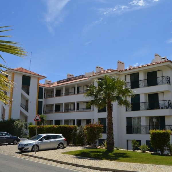 Ruim appartement in Quarteira met een barbecue